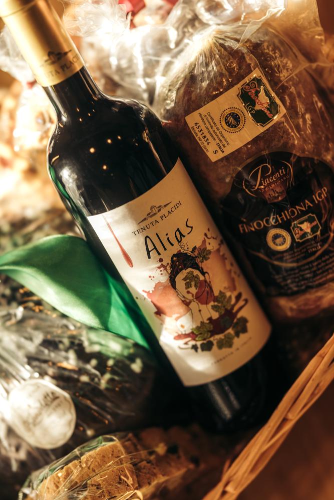 Bottiglia di vino rosso in un cesto