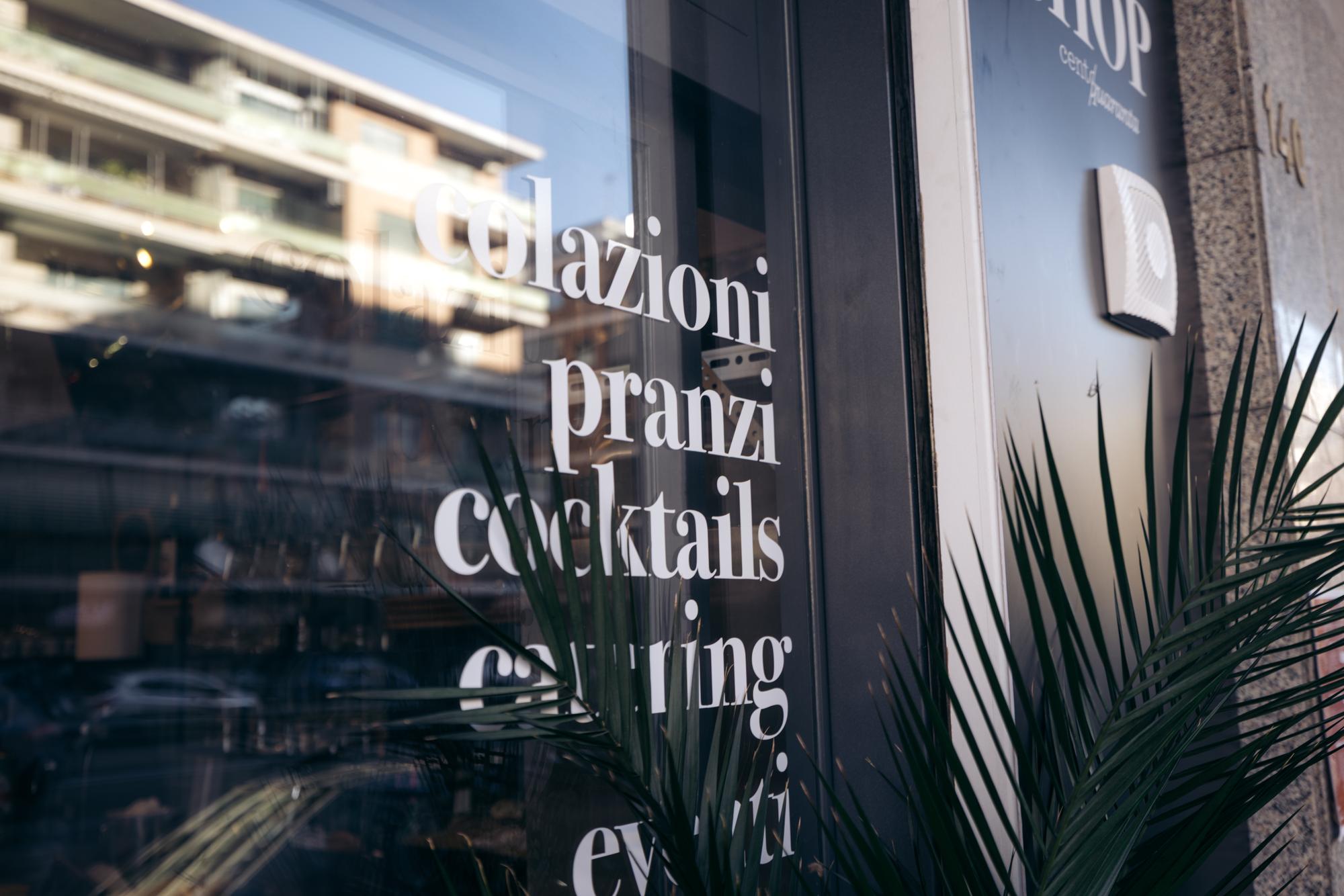 La vetrina con le scritte colazioni, pranzi, cocktails, catering, eventi